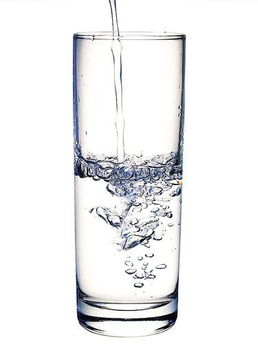 العطش يسبب الغباء glass-of-water.jpg